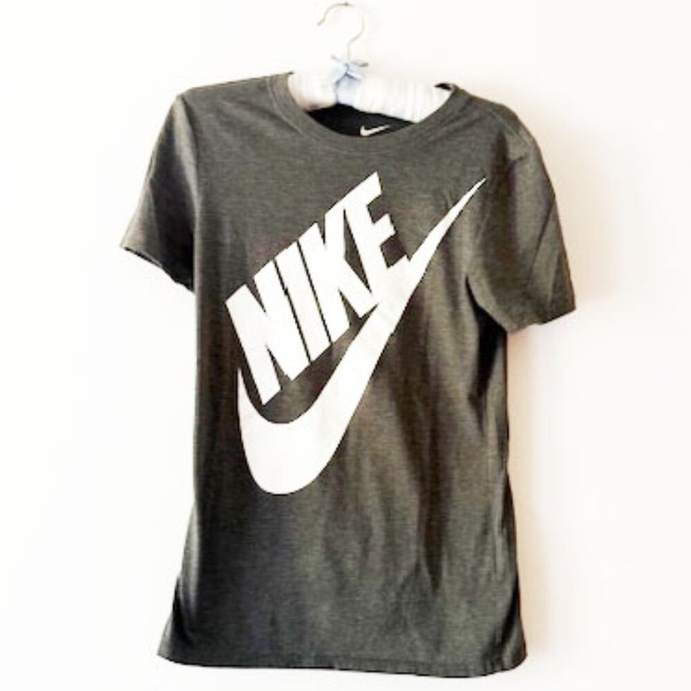 Nike Women's Athletic Cut Tee — Women's SZ Small - Picture 1 of 4